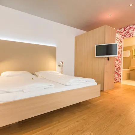 4 & 5 * Salzburgo